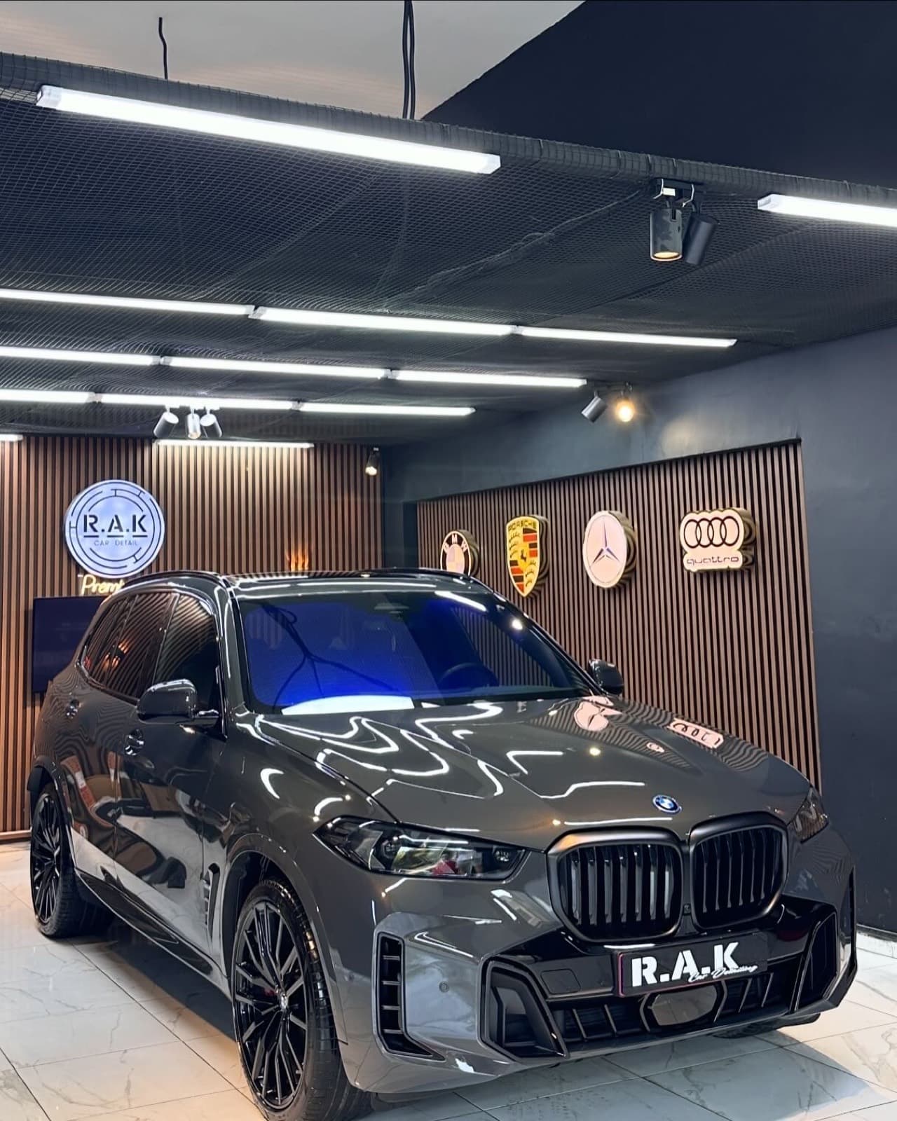 RAK Car Detail showroom'unda koyu gri BMW X5