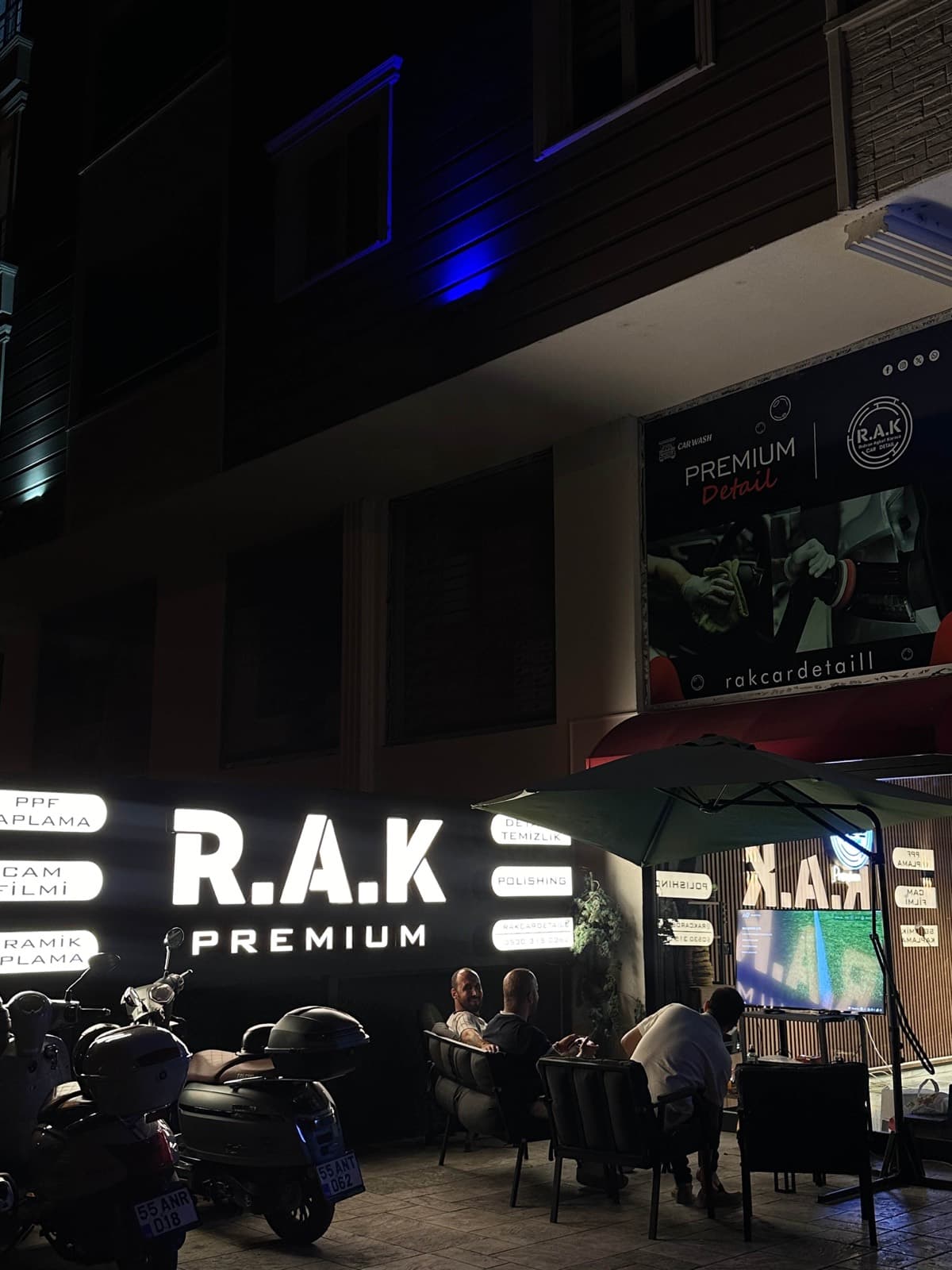 RAK Car Detail'in Atakum'daki dükkânı, akşam aydınlatmasıyla