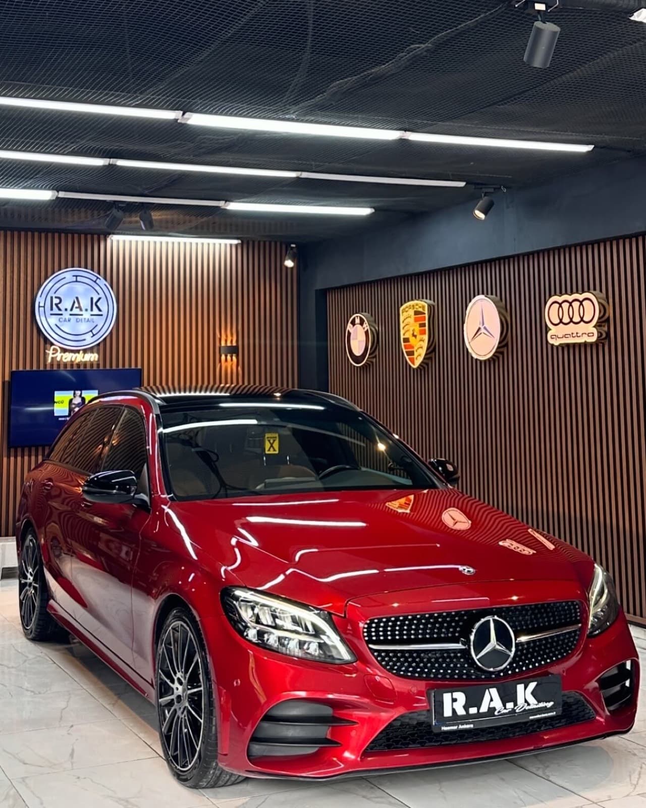 RAK Car Detail showroom'unda kırmızı Mercedes C serisi