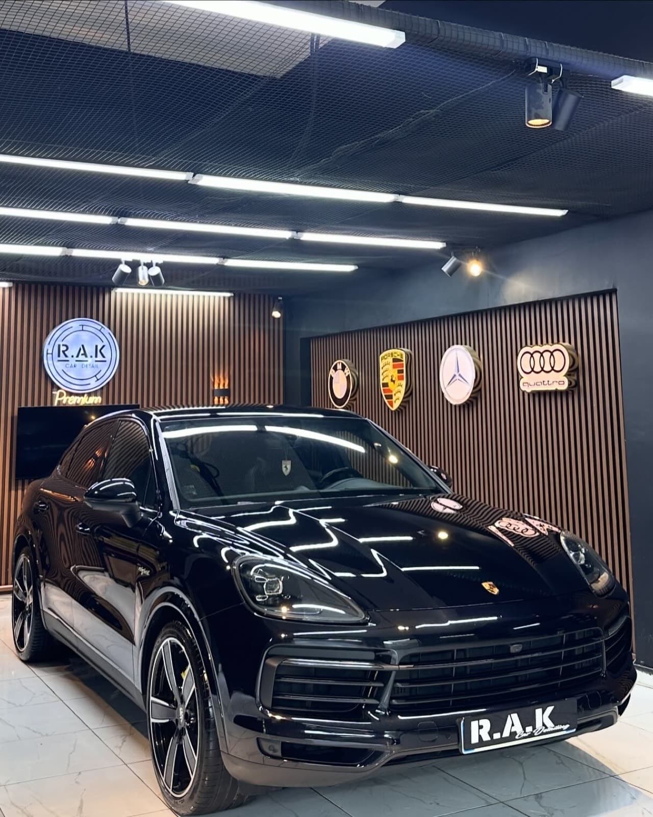 RAK Car Detail showroom'unda siyah Porsche Cayenne