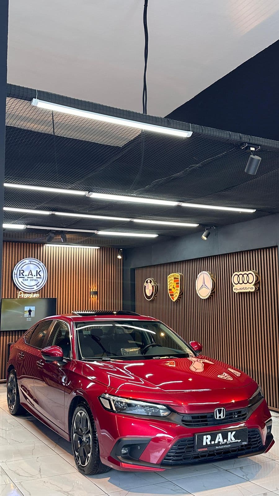 RAK Car Detail showroom'unda kırmızı Honda Civic