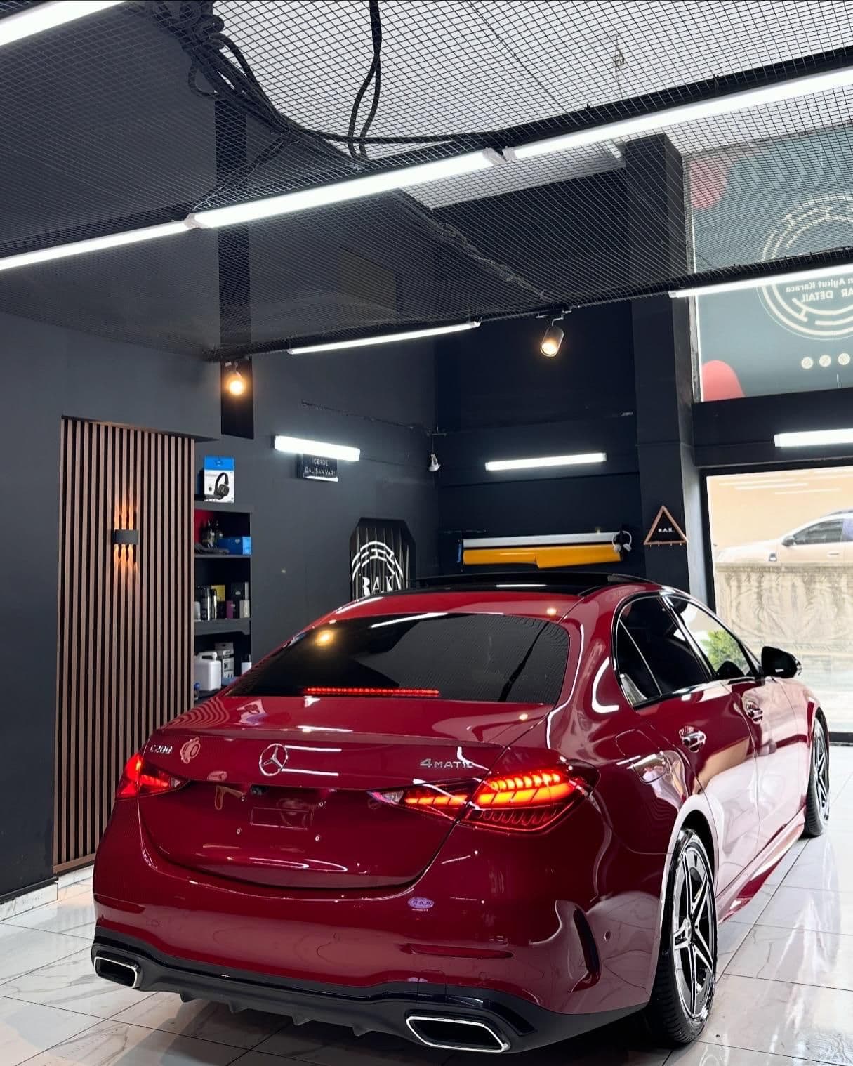 RAK Car Detail uygulama bölümünde kırmızı Mercedes C serisi, arkadan görünüm