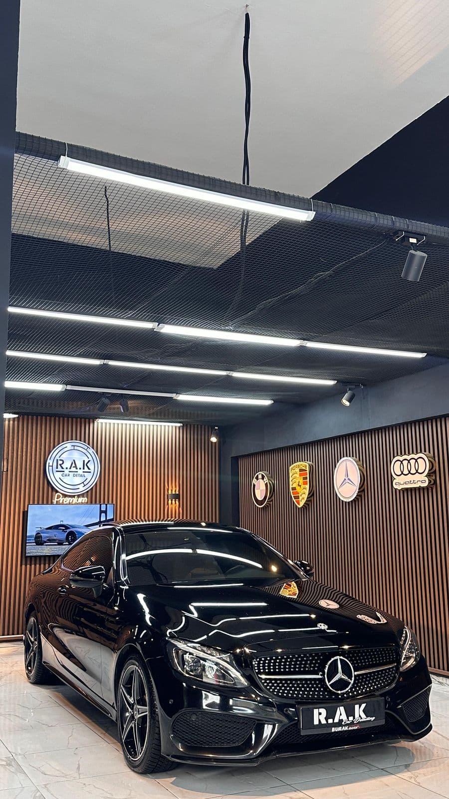 RAK Car Detail showroom'unda siyah Mercedes C serisi coupe
