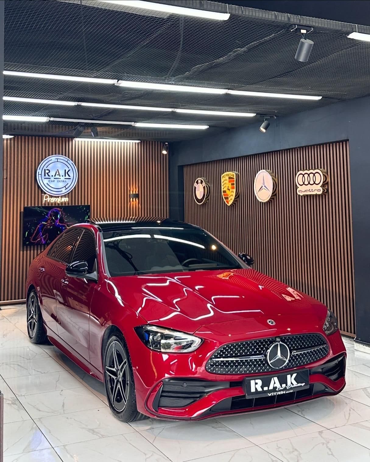 RAK Car Detail showroom'unda kırmızı Mercedes C serisi