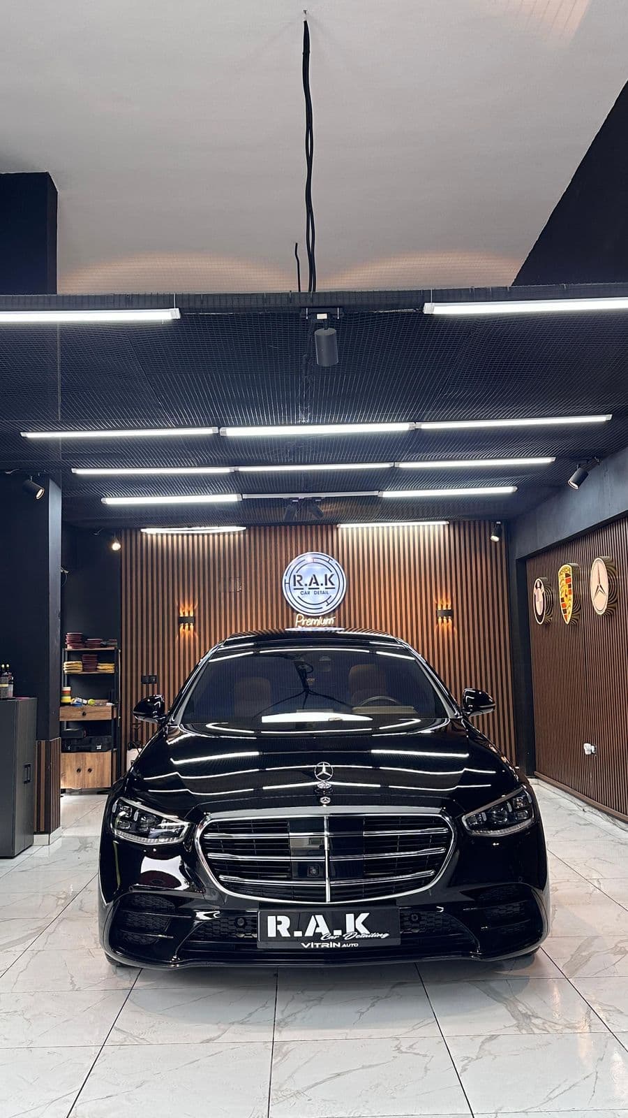 RAK Car Detail showroom'unda siyah Mercedes S serisi, önden görünüm
