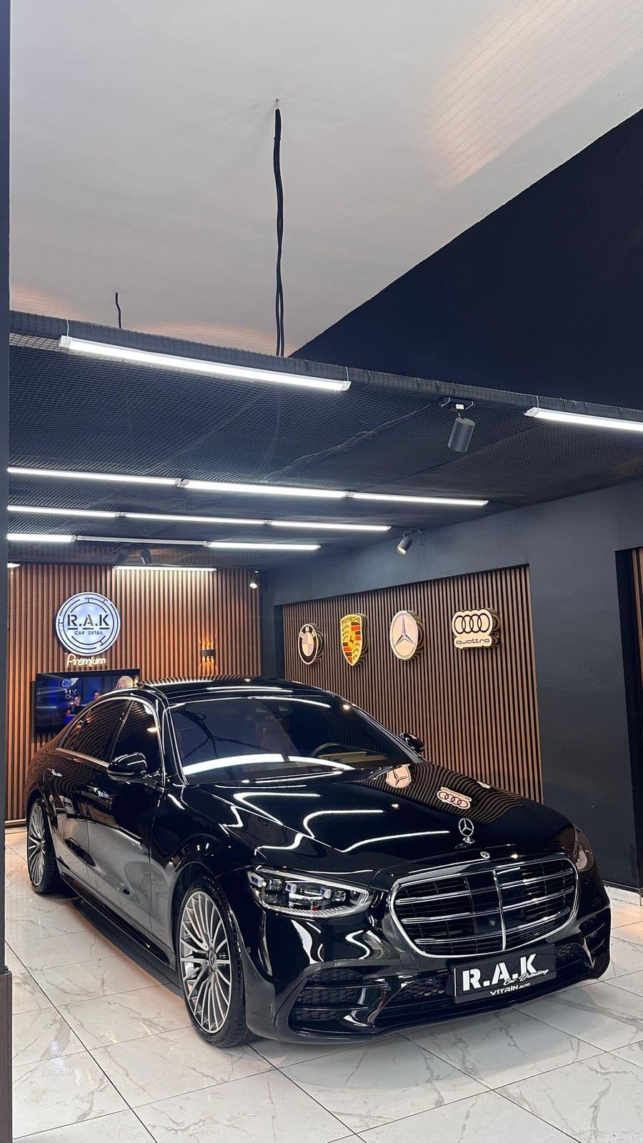 RAK Car Detail showroom'unda siyah Mercedes S serisi, yandan görünüm