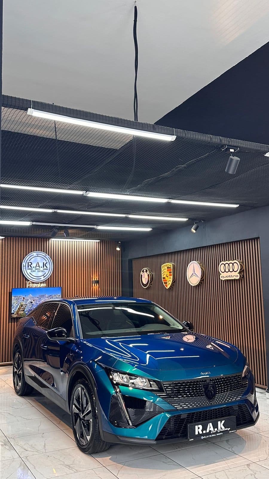 RAK Car Detail showroom'unda mavi Peugeot 408